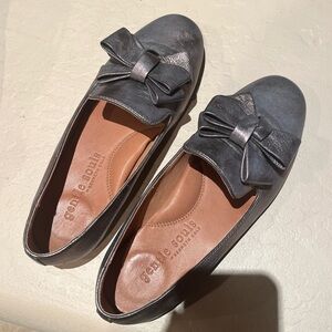 Gentle souls by Kenneth Cole silver bow flats